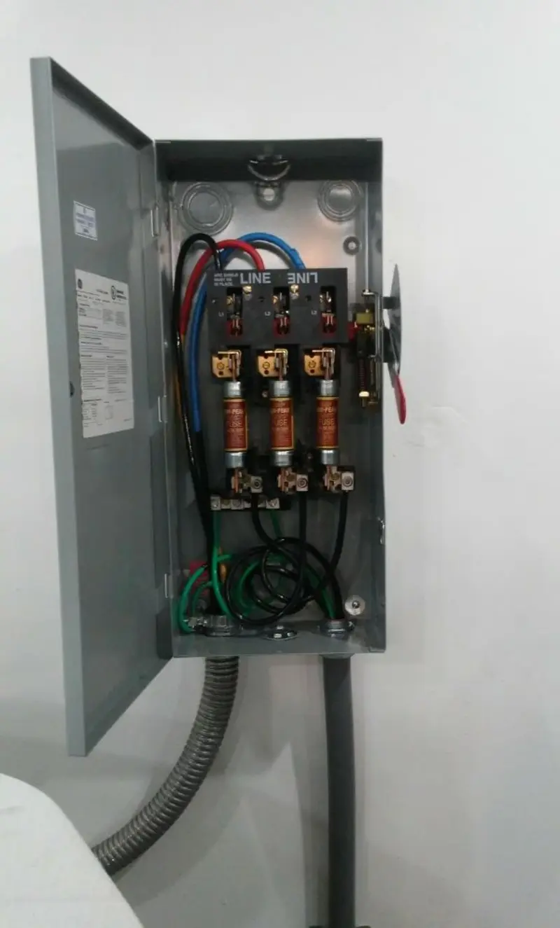 Three-phase disconnect switch installed for Smoke Detector Installation in Corinth